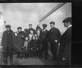 Image représentant Groupe de passagers de 2emes classes posant pour le photographe