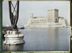 Image représentant Le Fort Saint-Jean, vue prise sous le pont transbordeur