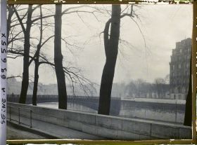 Image représentant Le pont Saint-Louis depuis le quai de Bourbon, effet de brume