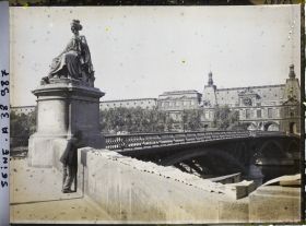 Image représentant Un bouquiniste sur le pont du Carrousel, le Louvre en arrière-plan
