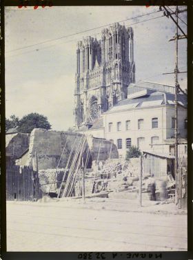 Image représentant France, Reims, La Cathédrale vue de la rue Gambetta