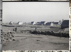 Image représentant Deux femmes dans un champ entouré de murs de clôture en protection contre le vent