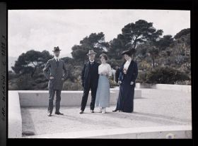 Image représentant La famille von Schoen reçue chez Albert Kahn, sur la terrasse de la villa Zamir donnant sur le jardin