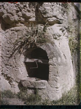 Image représentant Un puits ancien creusé dans le roc du quartier des Patys