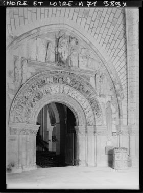 Image représentant Vue du narthex et du portail de la collégiale Saint-Ours