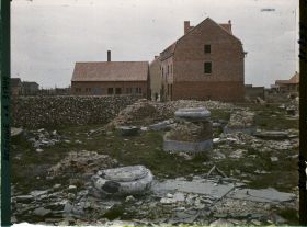 Image représentant Belgique, Poelcappele, Ruines de l'Eglise et nouvelles maisons