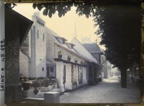 Image représentant L'Exposition des arts décoratifs, le Village français sous la direction de Charles Genuys, Le four et l'auberge La Potée lorraine