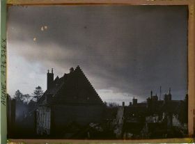 Image représentant Les toits de la ville en ruines et effets de ciel