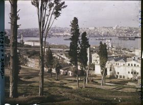 Image représentant Le haut de la Corne d'Or depuis le quartier de Kasimpasa vers celui de FatihKulaksiz Mezarligi (?) entre les quartiers de Kasimpasa et d'Haskoy vers celui de Fatih