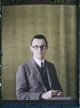 Image représentant Monsieur  https://musee-albert-kahn.s-museum.fr/home/NWQ2OTAwYzNmYjZlZTk1ZWQwODJmMjY4L2dlbmVyaWMtbm90aWNlLXRhYi9hdXRob3JpdHkvNjE3YTc5ZjVjZjhiODk2OGIzMzM3ZDIx/5d6900c3fb6ee95ed082f268/generic-notice-tab/authority/617a79ebcf8b8968b33379eb Wener Voigt