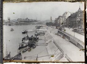 Image représentant Le Danube, les quais, le pont Élizabeth et le château royal au fond