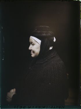 Image représentant Madame Marie Nicolas de profil, portant le vieux petit Chapeau du Puy, superposé au bonnet