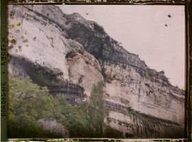 Image représentant France, Laugerie moyenne (partie moyenne) avec les trous habités par les Corbeaux