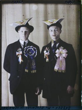 Image représentant Monsieur  https://musee-albert-kahn.s-museum.fr/home/NWQ2OTAwYzNmYjZlZTk1ZWQwODJmMjY4L2dlbmVyaWMtbm90aWNlLXRhYi9hdXRob3JpdHkvNjE3YTc5ZjVjZjhiODk2OGIzMzM3ZDIx/5d6900c3fb6ee95ed082f268/generic-notice-tab/authority/617a79ebcf8b8968b33368b2 Béyenval et  https://musee-albert-kahn.s-museum.fr/home/NWQ2OTAwYzNmYjZlZTk1ZWQwODJmMjY4L2dlbmVyaWMtbm90aWNlLXRhYi9hdXRob3JpdHkvNjE3YTc5ZjVjZjhiODk2OGIzMzM3ZDIx/5d6900c3fb6ee95ed082f268/generic-notice-tab/authority/617a79ebcf8b8968b3337177 Alfred Lemaire