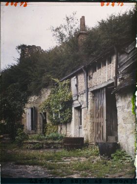 Image représentant Habitation troglodyte avce cheminées