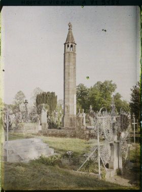 Image représentant La lanterne aux morts, cimetière de la ville