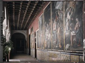 Image représentant Une galerie du grand cloître avec des oeuvres non identifiées