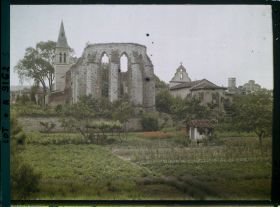 Image représentant France, Cahors, Ruines des Jacobins Vue d'ensemble, au fond le Palais du Pape Jean XXII