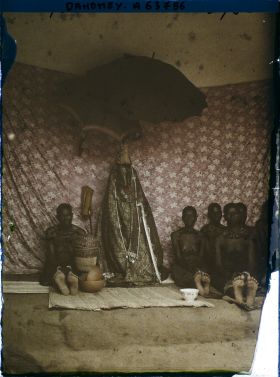 Image représentant Sacrifice à la tête : femmes du roi Houdji entourant les insignes de la royauté à l'occasion de la séparation du crâne du roi défunt de son corps