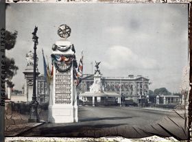 Image représentant Buckingham Palace avec la fontaine dédiée à la reine Victoria. Devant, un monument dédié aux grandes batailles remportées par les anglais