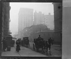 Image représentant Le trottoir devant un hôtel sur Park avenue ?