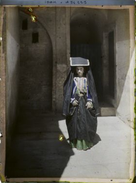 Image représentant Jeune chrétienne en costume (portant le haik ou izar)