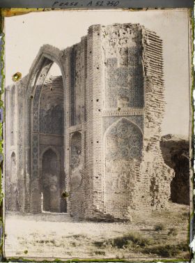 Image représentant L'iwan de la Masdjid-i-Djouma (Mosquée du Vendredi ou Grande mosquée, 1322)