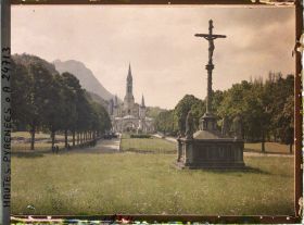 Image représentant France, Lourdes, Esplanade des processions ; au 1er plan, Calvaire des Bretons, du sculpteur Hernot.