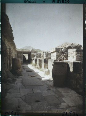 Image représentant Dans a partie occidentale du Palais, le corridor des magasins (réserves de denrées), vu vers le sud. Au fond, le Mont Iouktas (810 m)