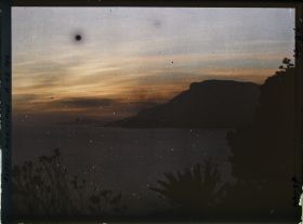 Image représentant Végétation se découpant à contre-jour dans le coucher de soleil, vue en direction de Monaco