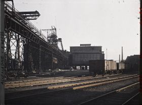 Image représentant Prusse, Gelsenkirchen, La Rheinelbe - Puits d'extraction, Chevalement, transport aérien pour le lavage, soir