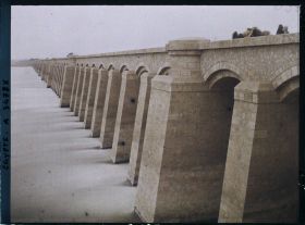 Image représentant Sur les hauteurs du barrage hydraulique, en aval