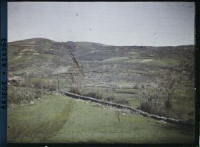 Image représentant Vue prise du château de Pujol vers le nord du coté de la grotte d'Eulène ; paysage au-dessus des grottes
