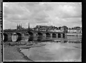Image représentant Le pont Jacques Gabriel, et la ville, depuis le quai Amédée Constant