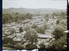 Image représentant Le village dans la plaine (" Dassa-Plaine "), vue prise depuis la montagne