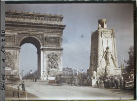 Image représentant Le Cénotaphe dédié aux morts pour la patrie pour les fêtes de la Victoire des 13 et 14 juillet et l'Arc de Triomphe
