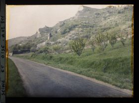 Image représentant Ile de France, Hte Isle, La vieille Eglise creusée dans le rocher vue de la route