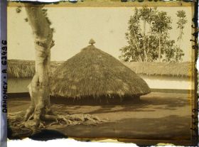 Image représentant Tombe collective des femmes de  null Glélé dans la deuxième cour du palais