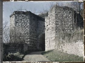 Image représentant La porte Saint-Jean, dite aujourd'hui porte de Beauvais, entrée principale du château