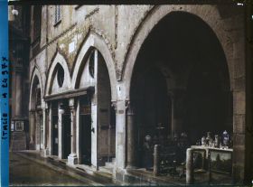 Image représentant Piazza Mercanti, façade d'un antiquaire et vue sur la Casa Panigarola