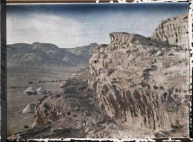 Image représentant Sous les falaises, les tentes du campement des forces arabes du royaume du Hedjaz