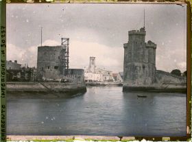 Image représentant L'entrée du port, Tour Saint-Nicolas et tour de la Chaîne