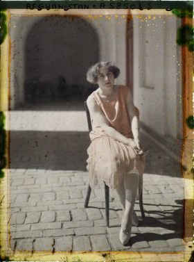 Image représentant Mademoiselle Collin, l'institutrice française des enfants du roi Amânullah (1918 - 1928) (photographiée ici dans l'Arg ?)
