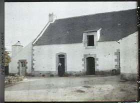 Image représentant Madame Rozo devant sa maison à Port-Navalo