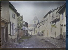 Image représentant France, Ste Menehould le haut, Aspect d'une Vieille rue aux abords de l' Eglise.