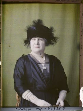 Image représentant https://musee-albert-kahn.s-museum.fr/home/NWQ2OTAwYzNmYjZlZTk1ZWQwODJmMjY4L2dlbmVyaWMtbm90aWNlLXRhYi9hdXRob3JpdHkvNjE3YTc5ZjVjZjhiODk2OGIzMzM3ZDIx/5d6900c3fb6ee95ed082f268/generic-notice-tab/authority/617a79ebcf8b8968b33379e9 Madame Viviani