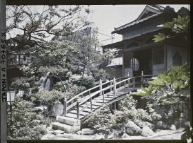 Image représentant Entrée et jardin d'un Ryokan (hôtel-restaurant traditionnel)