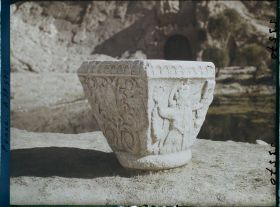 Image représentant Chapiteau sassanide exposé dans le jardin aménagé devant les grottes (déesse Anahita ou dieu Mithra ?)