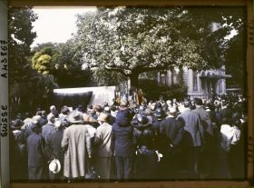 Image représentant Cinquième assemblée annuelle de la Société des Nations (SDN) à Genève. Inauguration du monument aux morts dans le jardin du consulat de France, rue Sénebier