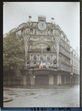 Image représentant Décorations en l'honneur des Poilus aux Galeries Lafayette, à l'angle du boulevard Haussmann et de la rue de la Chaussée-d'Antin